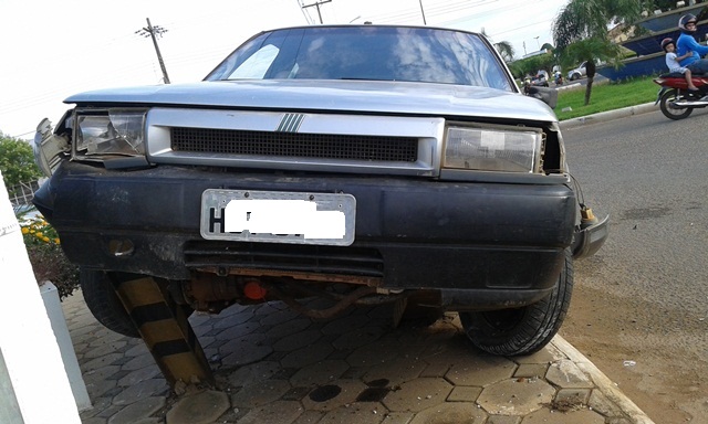 Ariquemes: Carro sob em mureta de lanchonete na Avenida Tancredo Neves, Veja fotos