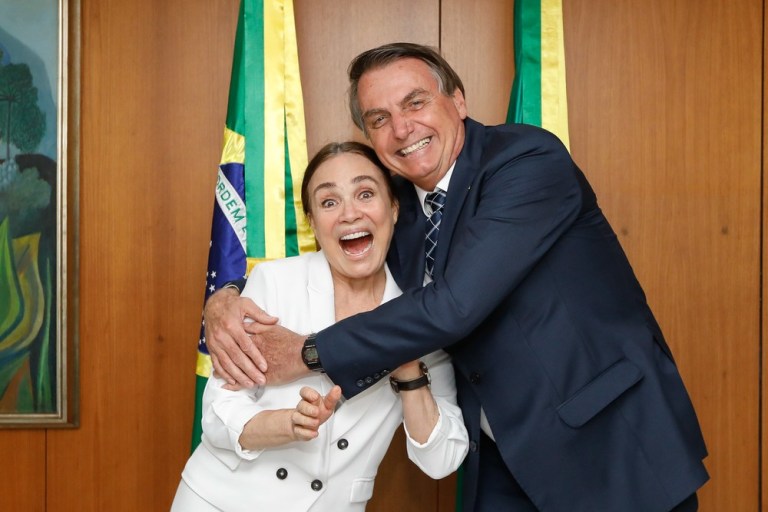 Regina Duarte anuncia que aceitou convite de Bolsonaro para assumir Secretaria de Cultura