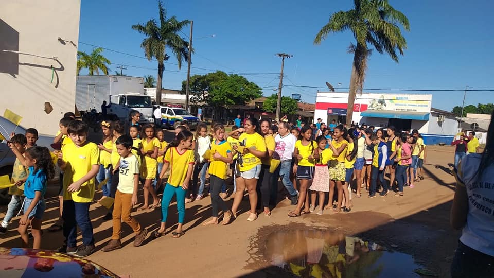 Rio Crespo: Alunos participam de palestra e caminhada   alusivo ao ” Maio Amarelo”
