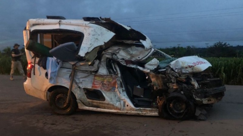Ambulância bate de frente com ônibus e enfermeira morre na BR-364 em Ariquemes