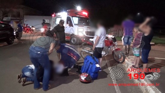 ARIQUEMES: Rapaz fica ferido em colisão envolvendo carro e moto na rotatória da Avenida Guaporé            Na noite desta sexta-feira 27/12, a equipe do Serviço de Atendimento