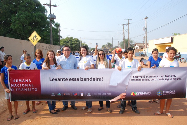 Rio Crespo: Mais de 200 pessoas participam da caminhada “Paz no trânsito”