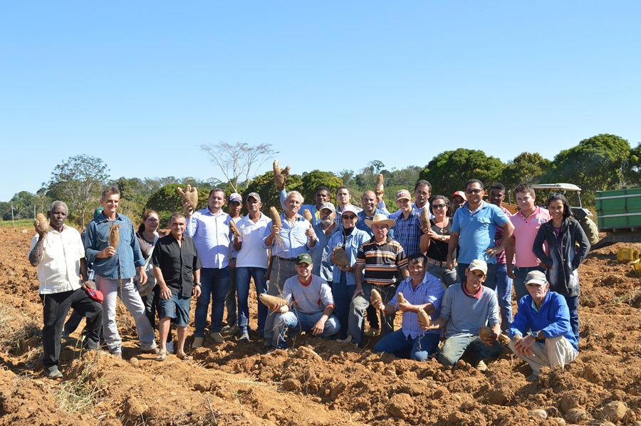 Rio Crespo: Secretaria de Agricultura  proporciona visita em lavoura de Cará para agricultores