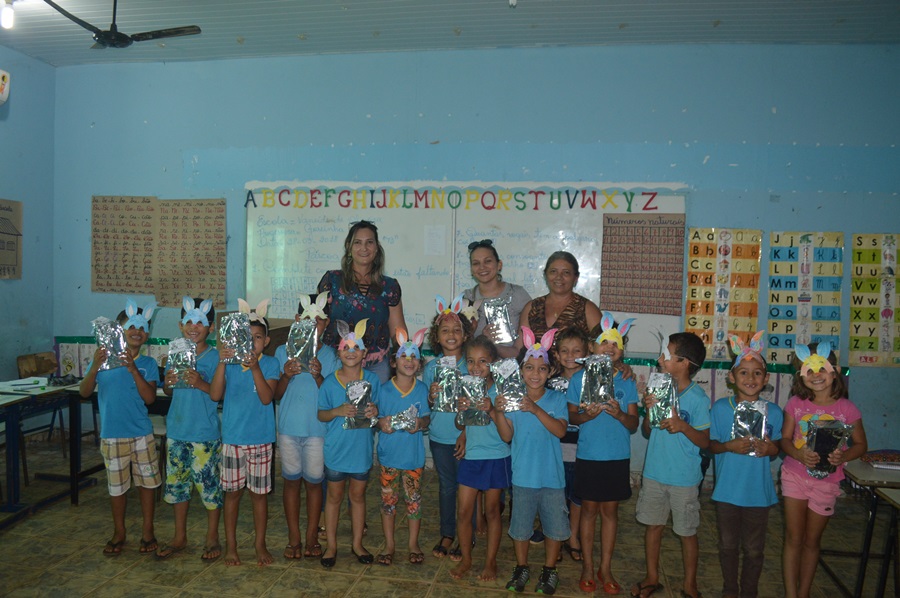 Rio Crespo: Parcerias entre prefeitura e Secretaria de Educação entregam bombons em comemoração a “PASCOA”para alunos das escolas municipais