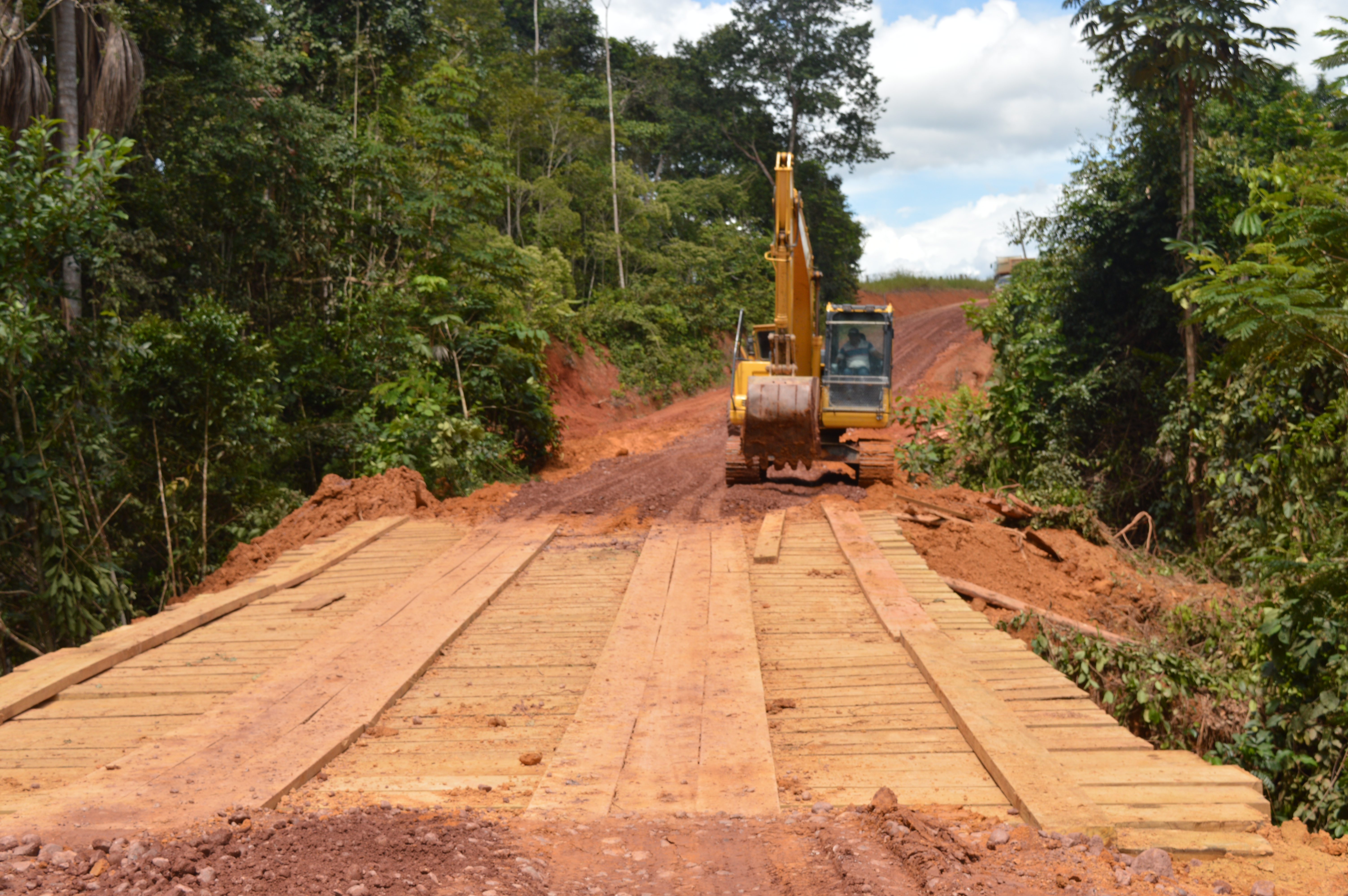 Rio Crespo: Através de parcerias Secretaria de obras constrói ponte na linha C 95