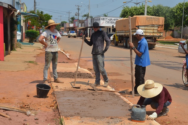 Rio Crespo: Por meio de recursos próprios prefeitura retoma a construção de calçadas.