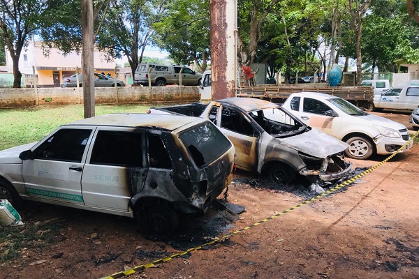 VÍDEO:Vândalos ateiam fogo em carros da Prefeitura e ônibus do IFRO, em Ariquemes,RO