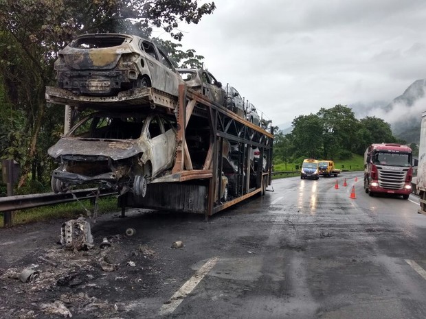 Caminhão-cegonha e sete veículos pegam fogo na BR-376, no Paraná