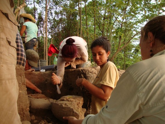 Urnas funerárias são encontradas em sítio arqueológico na região de Porto Velho