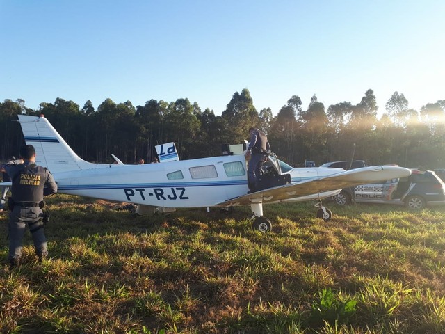 Avião com 150 kg de maconha faz pouso forçado em fazenda, piloto alega que foi sequestrado e é preso em MT