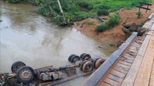 Buritis:Caminhão cai em rio e motorista morre afogado
