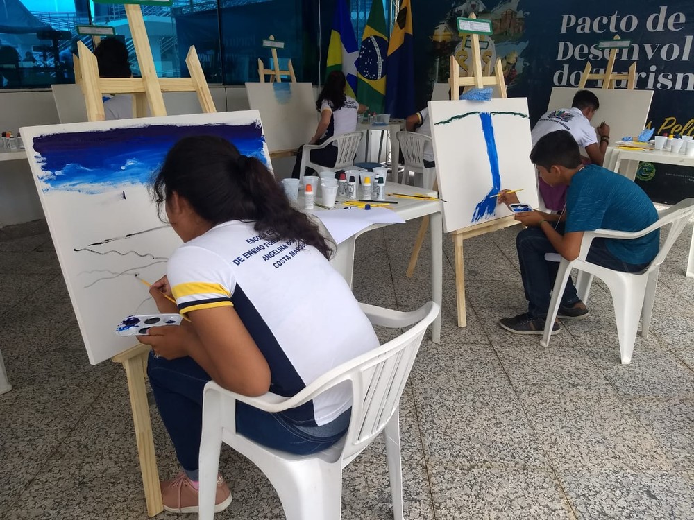 14 estudantes disputam concurso de pintura de pontos turísticos em Rondônia