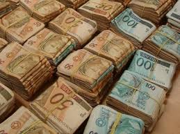 Mulher recebe mais de R$ 8 mil em notas falsas e procura polícia