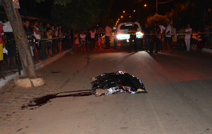 JARU – Jovem é morto a tiros por homens em moto enquanto caminhava com a esposa