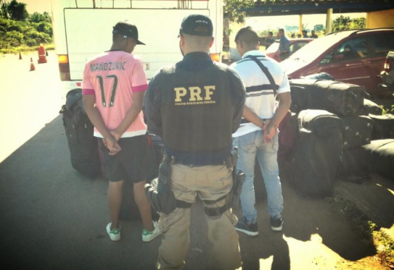 PRF prende 24 malas com roupas de marcas sem notas fiscais