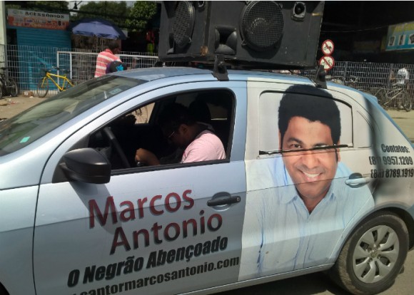 Cantor Marcos Antonio vende Cd’s em feiras de Recife para sobreviver