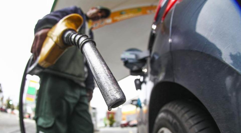 Petrobras reduz em 3,53% o preço médio da gasolina nas refinarias nesta terça