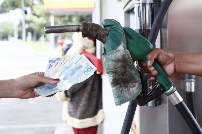 Governo altera preço da gasolina em 16 estados e no DF; veja valores