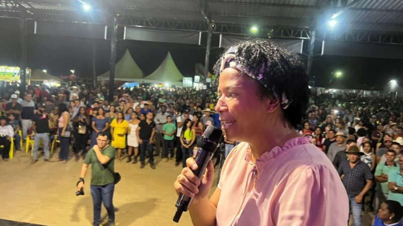 Deputada Silvia Cristina prestigia a Feira do Leite, no distrito de Palmeiras, em Nova Mamoré