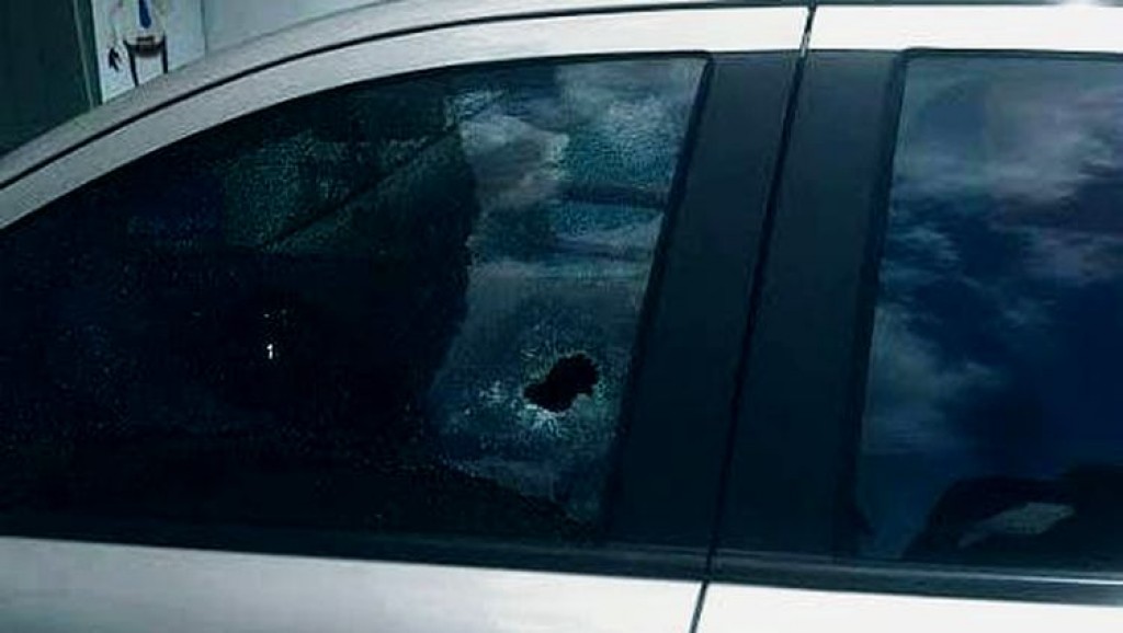 Homem escapa da morte ao ser atacado a tiros dentro de carro na Capital