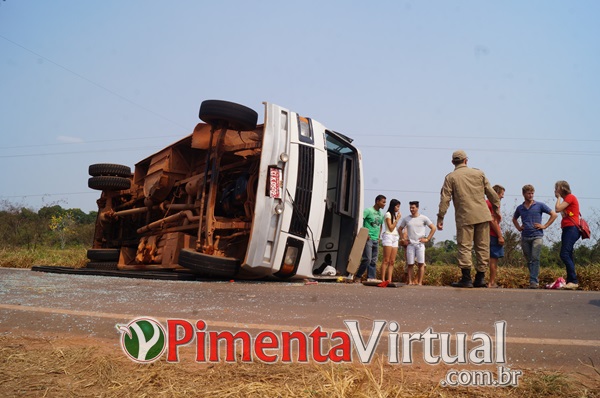 Ônibus com time de futebol tomba na RO-010 e deixa cerca de 25 pessoas feridas em Pimenta Bueno