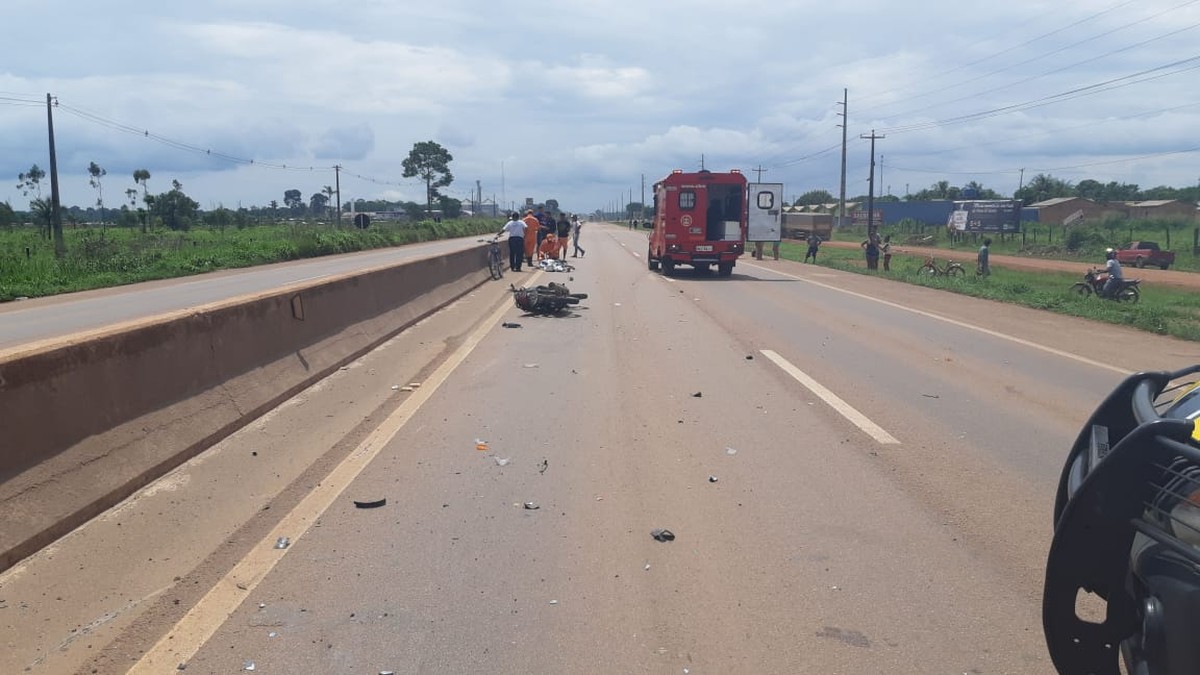 Motociclista morre após colidir com táxi na BR-364 em Candeias do Jamari, RO
